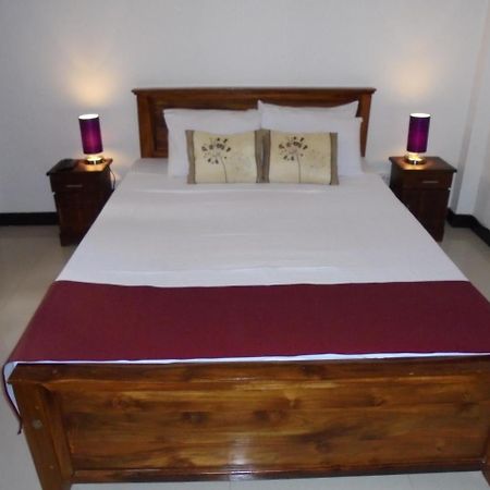 Jmf Hotel Негомбо Экстерьер фото