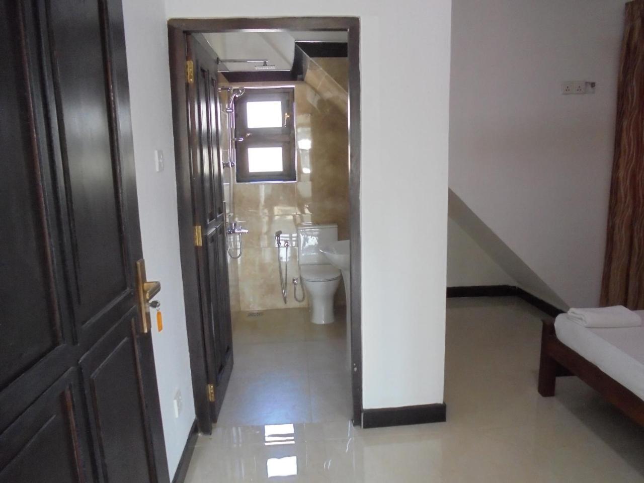 Jmf Hotel Негомбо Экстерьер фото