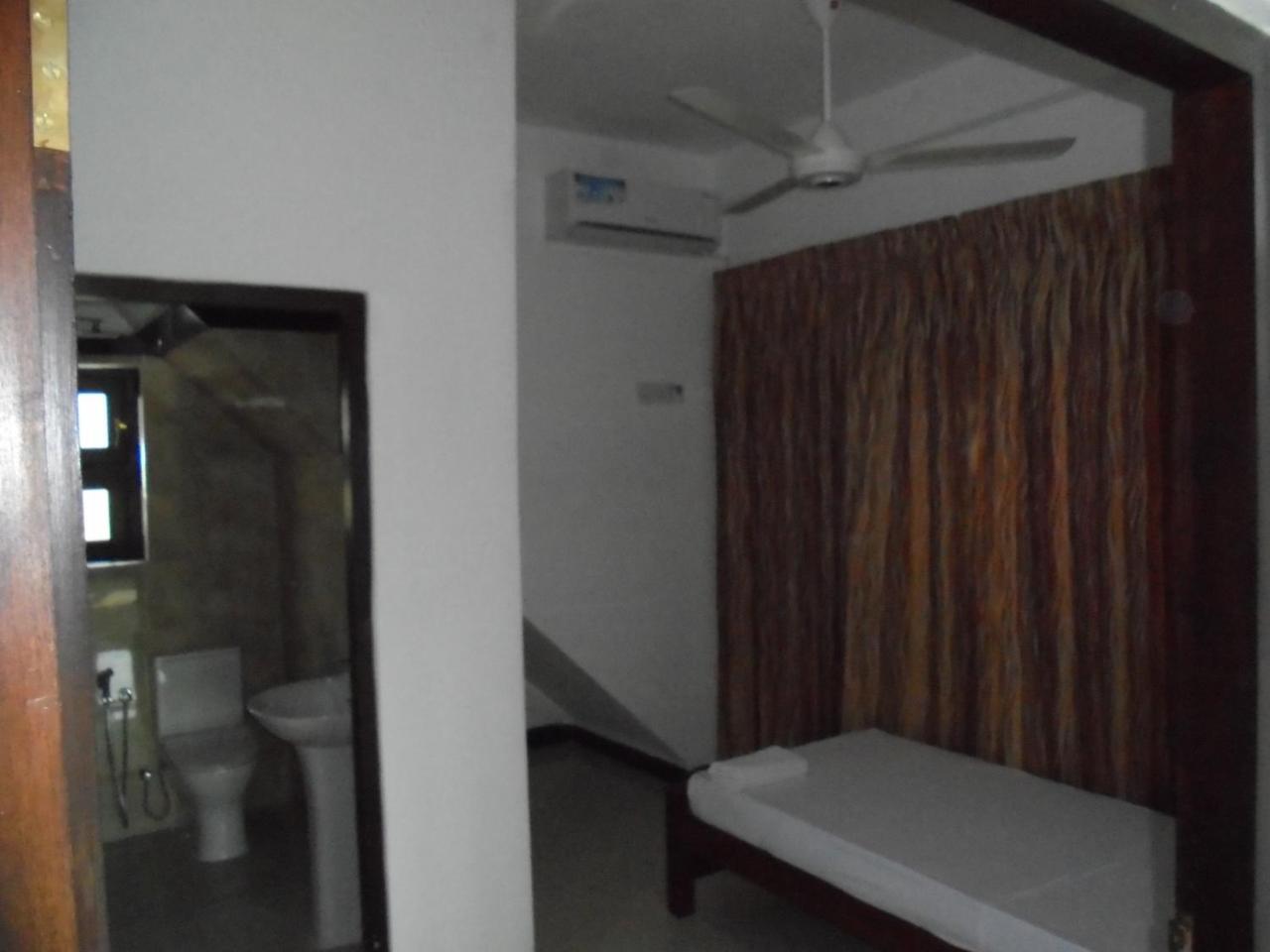 Jmf Hotel Негомбо Экстерьер фото