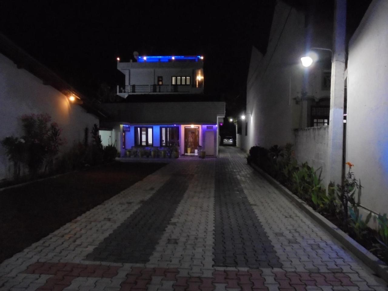 Jmf Hotel Негомбо Экстерьер фото